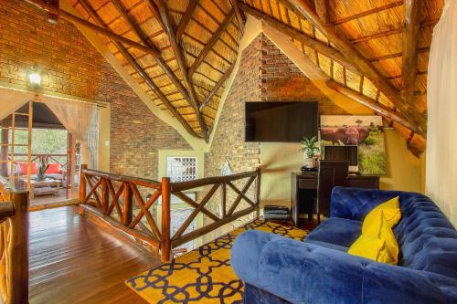 TV a/nebo společenská místnost v ubytování Imbube Safari Lodge