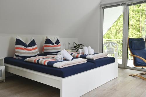 un sofá con almohadas en la sala de estar en Studio, Nähe Dieksee, en Malente