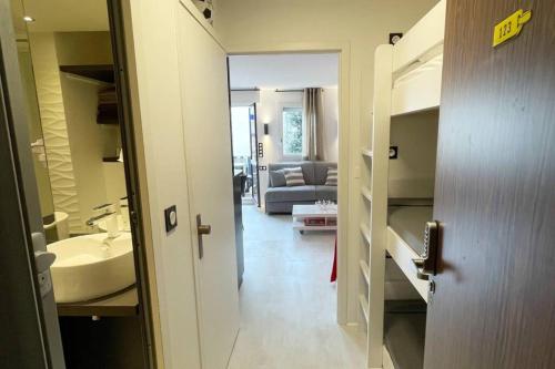 une salle de bain avec lavabo et un salon dans l'établissement APPARTEMENT LA BAULE 5 PERS A 50 M DE PLAGE, à La Baule