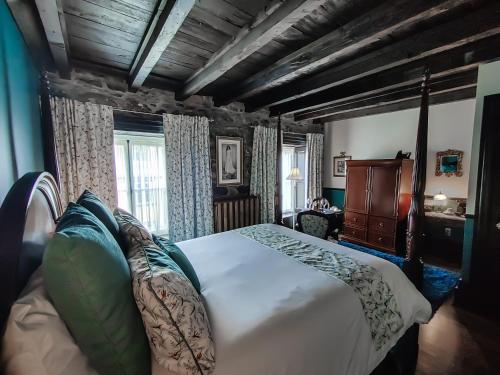 a bedroom with a large white bed and a window at Le Clos Saint-Louis in Quebec City