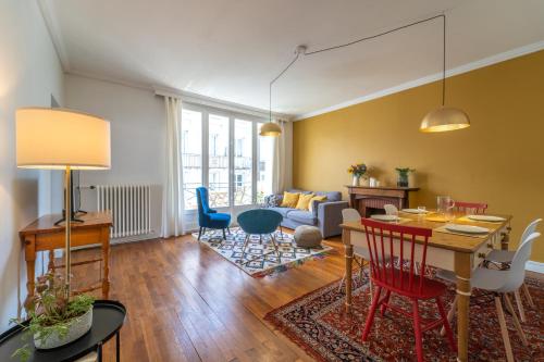 a dining room and living room with a table and chairs at Tours Hyper Centre - Balcon - Arrivée autonome in Tours