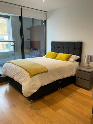Liverpool City Princes Dock Apartment tesisinde bir odada yatak veya yataklar