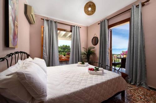 sypialnia z łóżkiem i dużym oknem w obiekcie Seaview Cottage - Calmare w mieście Petrití