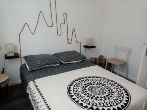 - un lit avec 2 oreillers et une carte murale dans l'établissement Le Central, à Montauban