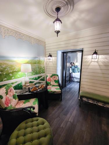 a living room with a couch and chairs and a lamp at Le Clos Saint-Louis in Quebec City