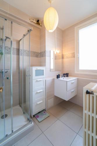 une salle de bain avec douche et lavabo dans l'établissement Tours Hyper Centre - Balcon - Arrivée autonome, à Tours