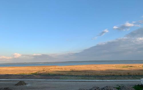uma vista para uma praia com o oceano ao fundo em Pokoje Gościnne ADRIAN em Krynica Morska