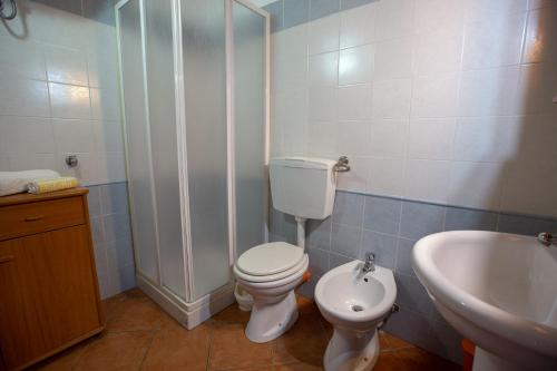 カステッランマーレ・デル・ゴルフォにあるHoliday home Enrico Casa Oleaのバスルーム(トイレ、洗面台付)