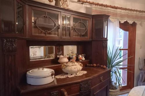 eine Küche mit Holzschränken und einem Tisch mit einem Topf in der Unterkunft Vila pod Ještědem in Liberec