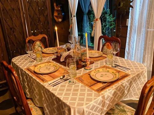 una mesa con platos y copas de vino. en Navarro mountain, en Cartago