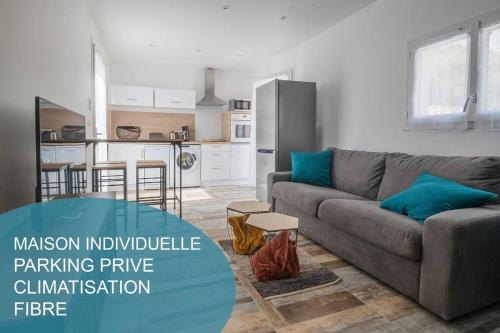 un salon avec un canapé et une table dans l'établissement Maison avec jardin, parking entre mer et montagne, à Le Revest-le-Eaux