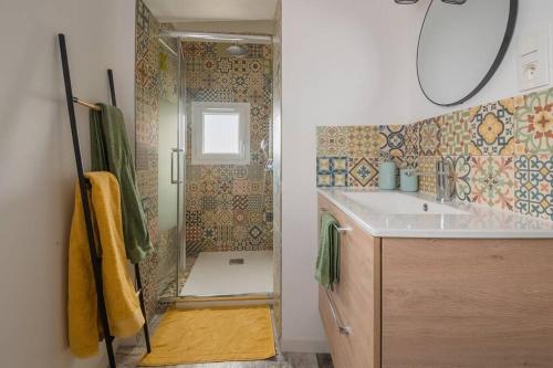 une salle de bain avec douche et lavabo dans l'établissement Maison avec jardin, parking entre mer et montagne, à Le Revest-le-Eaux