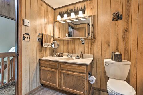 Bear Den Rustic Pocono Lake Home with Game Room! tesisinde bir banyo