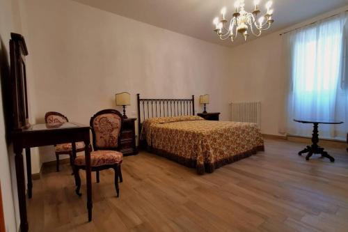 En eller flere senge i et værelse på Casa Alda - magica vista sulla Piazza di Greve