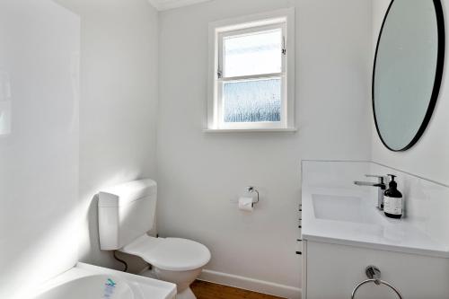 Ένα μπάνιο στο Bach on Pitau - Mt Maunganui Holiday Home