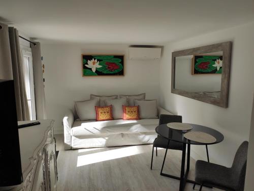 Posezení v ubytování Magnifique Rez de Jardin Tropézien