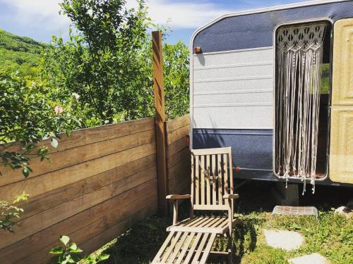 Jardín al aire libre en Gîte Aurinko : caravane avec bain nordique