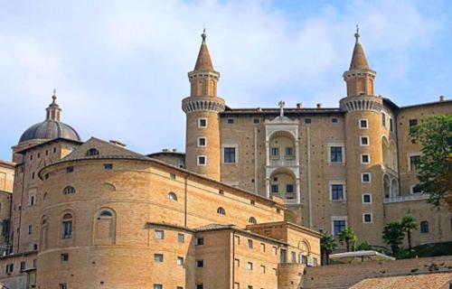 een groot gebouw met twee torens erop bij Hotel Ristorante Montenerone in Apecchio
