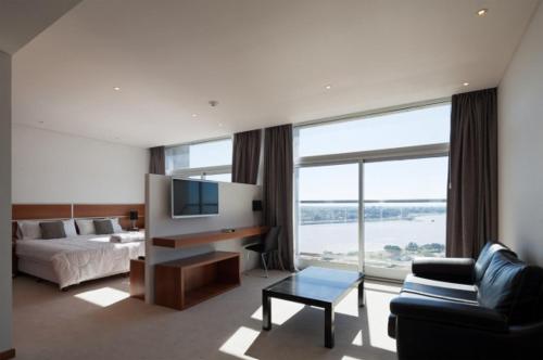 聖菲的住宿－Hotel UNL-ATE，酒店客房设有一张床和一个大窗户
