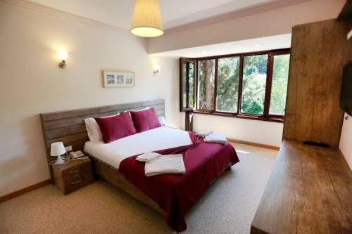 ein Schlafzimmer mit einem großen Bett mit roten Kissen in der Unterkunft Kapri Termal Hotel & Kaplica Yalova in Termal