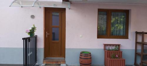 Casa con puerta de madera y ventana en Location-Meublé en Issenheim