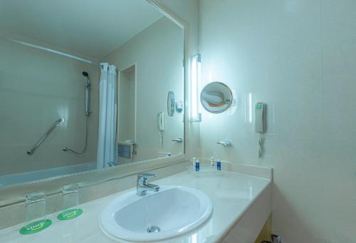 Ett badrum på Holiday Inn Yanbu, an IHG Hotel