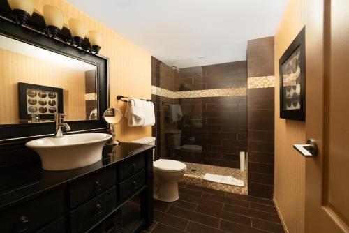 A bathroom at Prestige Vernon Hotel