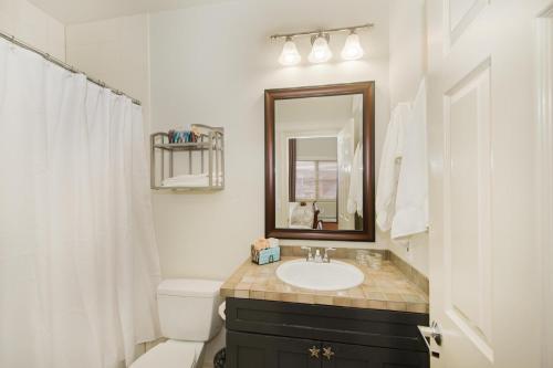 Bilik mandi di The Bradley Boulder Inn