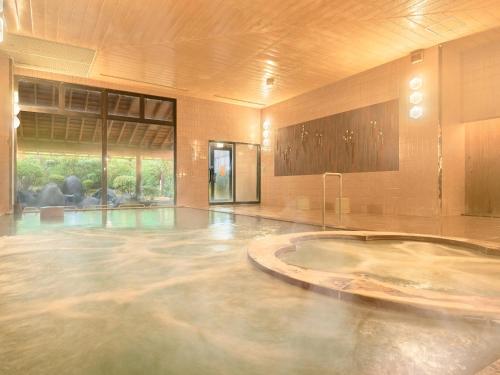 an empty swimming pool with water in a room at Yukai Resort Premium Saiki Bekkan in Misasa