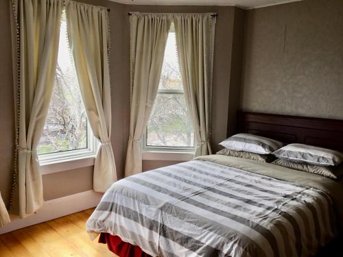 מיטה או מיטות בחדר ב-The Coastal Country House in New Brunswick