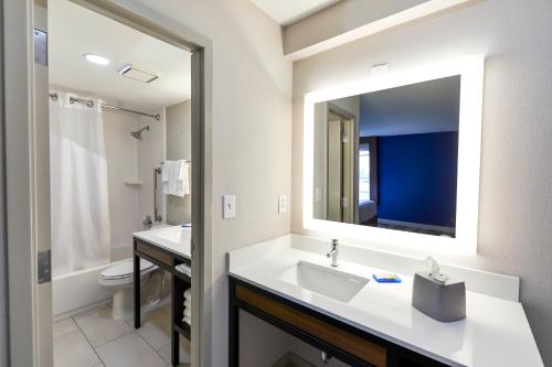 Un baño de Holiday Inn Express Nashville-Downtown - Broadway, an IHG Hotel