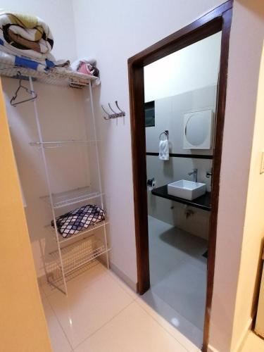 W łazience znajduje się lustro i umywalka. w obiekcie El Prado w mieście Santa Cruz de la Sierra