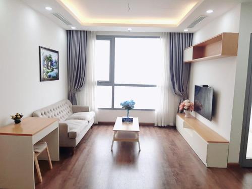 TV/trung tâm giải trí tại BOM HOMES- VINHOMES TIMES CITY- 2BR-LUXURY APt