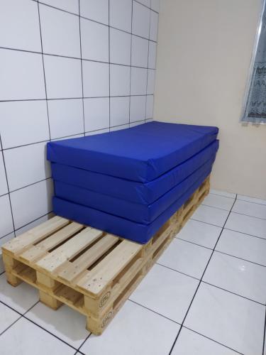 duas almofadas azuis sentadas num banco num quarto em Apartamento Beira Mar - Vila Guilhermina em São Paulo