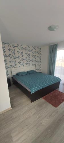 ヴァトラ・ドルネイにあるCASA LENA -VATRA DORNEIのベッドルーム1室(ベッド1台、緑の掛け布団付)