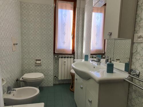 e bagno con servizi igienici, lavandino e servizi igienici. di Blue Daisy Apartment a Rapallo
