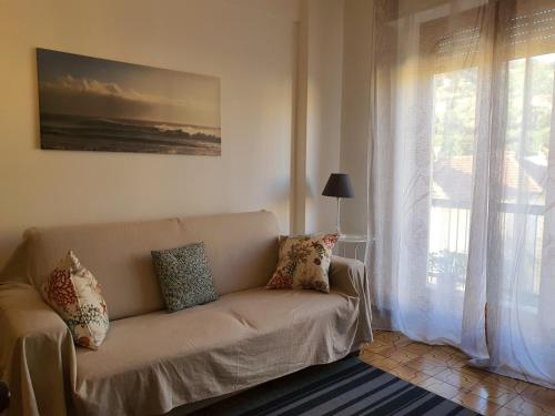 un soggiorno con un divano e una finestra di Blue Daisy Apartment a Rapallo