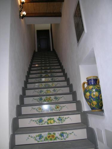 un conjunto de escaleras con un jarrón en la pared en BOTTE, en Canneto