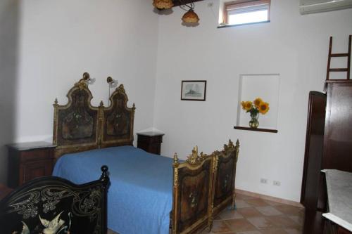 1 dormitorio con 1 cama con colcha azul en BOTTE, en Canneto