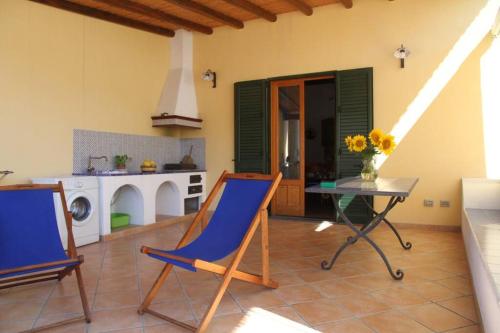 sala de estar con mesa y sillas y cocina en BOTTE, en Canneto