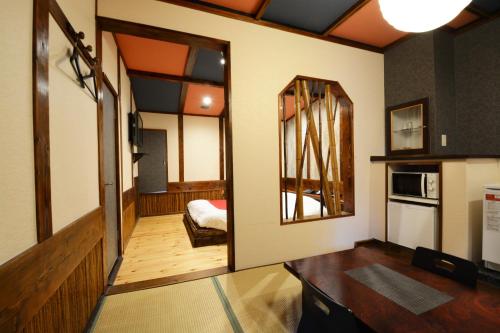 笠間市にあるKasama Shizu ( Love Hotel )の鏡とテーブル付きの廊下がある部屋