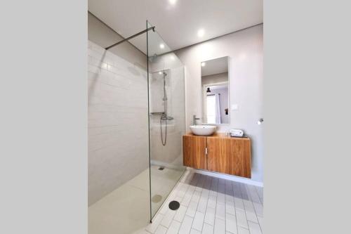 uma casa de banho com uma cabina de duche em vidro e um lavatório. em Santa Luzia's Pearl VI - Two Bed Apartment no Funchal