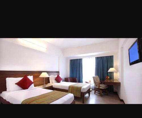 Llit o llits en una habitació de Yogi Metropolitan Hotel