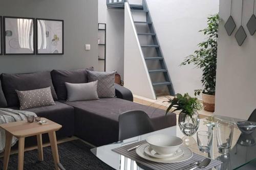 een woonkamer met een bank en een tafel bij Apt22 stylish apartment close of Heraklion center in Heraklion