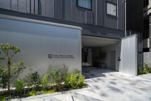 uma vista para o exterior de um edifício com uma garagem em Hotel Oriental Express Fukuoka Nakasu Kawabata em Fukuoka
