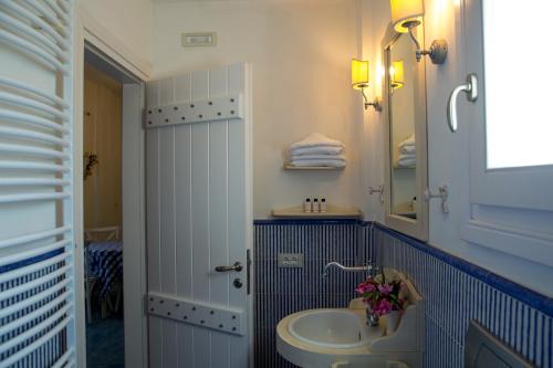 Vonios kambarys apgyvendinimo įstaigoje A&V Sea View Villa