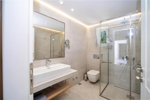 Kúpeľňa v ubytovaní Paxos Luxury Living Junior Suites