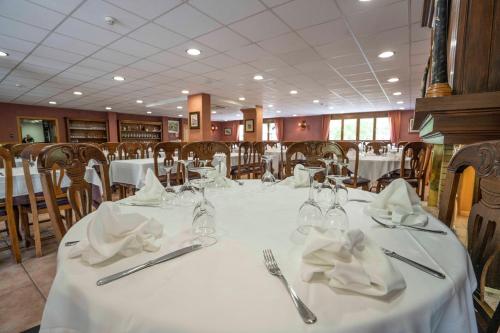 a dining room with a table with a white table cloth at Hotel & Restaurante Peña in Arrós