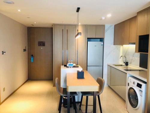 Una cocina o zona de cocina en Somerset Bio-Island Guangzhou-Free shuttle bus during Canton Fair & right beside Guanzhou Metro Station