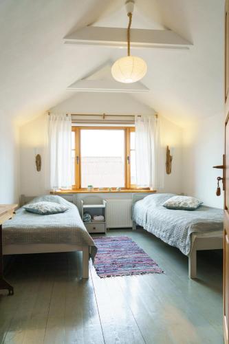 パビルオスタにあるGuest House Vigaのベッド2台と窓のある寝室